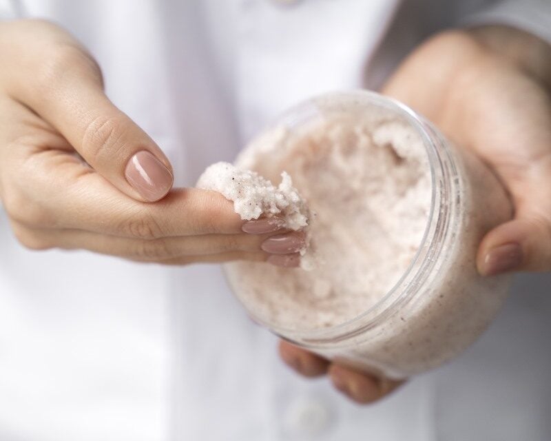 Gommages corporels et exfoliants : Naviguer dans les règles de sécurité de l’UE pour les peelings physiques et enzymatiques